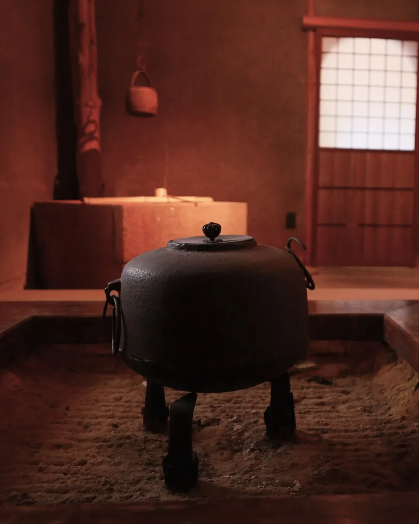 A cast-iron kettle on the hearth in the Ohara house